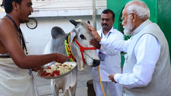 వరంగల్ సభ కంటే ముందుగా వేములవాడ సభలో ప్రసంగించారు. సభకు హాజరయ్యే ముందుకు వేములవాడ రాజరాజేశ్వరుడిని దర్శించుకోని… ఆలయంలో ప్రత్యేక పూజలు చేశారు.