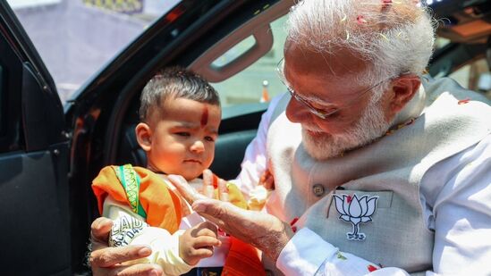 అయితే వరంగల్ కు వెళ్లే దారిలో ఓ యువ మిత్రుడిని కలిశారు మోదీ. ఇదే విషయాన్ని ట్విట్ (X ఖాతాలో) పోస్ట్ చేశారు. “వరంగల్ లో ప్రచార ర్యాలీకు వెళ్తుండగా లక్ష్మీపురం గ్రామంలో నా యువ మిత్రుడిని కలిశాను” అంటూ ప్రధాని మోదీ తన పోస్టులో రాసుకొచ్చారు. &nbsp;ఇందుకు సంబంధించిన ఫొటో తెగ వైరల్ అవుతోంది.