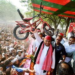 <p>ఉత్తరప్రదేశ్ లోని హర్దోయ్ లో పార్టీ గుర్తు సైకిల్ తో సమాజ్ వాదీ పార్టీ (ఎస్పీ) అధినేత అఖిలేష్ యాదవ్.</p>