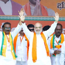 <p>ప్రధాని మోదీ నేతృత్వంలోని బీజేపీని 10కి పైగా లోక్‌సభ స్థానాలతో ఆశీర్వదించేందుకు తెలంగాణ ప్రజలు సిద్ధంగా ఉన్నారని అమిత్ షా ధీమా వ్యక్తం చేశారు. కాంగ్రెస్ పార్టీ అవినీతి, బుజ్జగింపు రాజకీయాలతో ప్రజలు విసిగిపోయారని అన్నారు.</p>