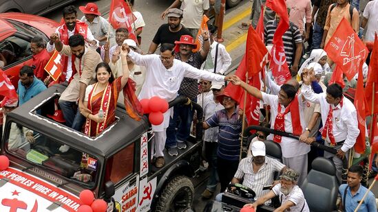 జాదవ్ పూర్ నియోజకవర్గం నుంచి సీపీఎం అభ్యర్థి సృజన్ భట్టాచార్య, డైమండ్ హార్బర్ పార్టీ అభ్యర్థి ప్రతికుర్ రహమాన్, దక్షిణ కోల్ కతా పార్టీ అభ్యర్థి సైరా షా హలీమ్ పశ్చిమబెంగాల్ లోని కోల్ కతాలోని అలీపోర్ లో జరిగిన ర్యాలీలో పాల్గొన్నారు.