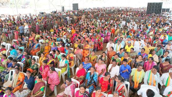 కాంగ్రెస్‌,బీఆర్ఎస్ ఎంఐఎం మధ్య &nbsp;బంధం ఉందని ఆరోపించారు అమిత్ షా. మూడు పార్టీలు హైదరాబాద్‌ విమోచన దినోత్సవం నిర్వహించవని గుర్తు చేశారు. రద్దు చేసిన ట్రిపుల్‌ తలాక్‌ను పునరుద్ధరించేందుకు ప్రయత్నిస్తున్నారని ఆరోపించారు.