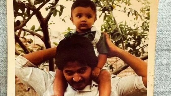 Vijay Deverakonda Childhood Photos: తన తండ్రి భుజాలపైకి ఎక్కడి ఆడుకోని చిన్నారి ఎవరు ఉంటారు చెప్పండి? విజయ్ దేవరకొండ కూడా అంతే. తన తండ్రి గోవర్దన్ రావు భుజాలపై ఇలా..