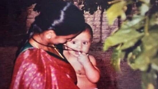 Vijay Deverakonda Childhood Photos: ఈ ఫొటోలో తన తల్లితో కలిసి ఉన్న చిన్నారి విజయ్ దేవరకొండను చూడొచ్చు.