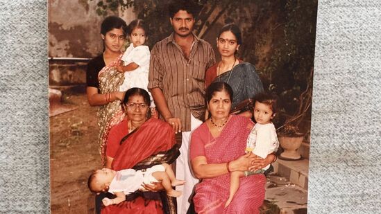 Vijay Deverakonda Childhood Photos: తన ఫ్యామిలీతో విజయ్ కలిసి ఉన్న మరో చిన్నప్పటి ఫొటో. దీనిని అతని తమ్ముడు ఆనంద్ దేవరకొండ షేర్ చేస్తూ విషెస్ చెప్పడం విశేషం.