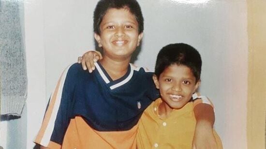 Vijay Deverakonda Childhood Photos: విజయ్ దేవరకొండతో తమ్ముడు ఆనంద్ దేవరకొండ. తమ్ముడి కంటే విజయ్ మూడేళ్లు పెద్ద. తనలాగే అతడు కూడా సినిమాల్లోకి రావడంతో విజయ్ పాత్ర ఎంతో ఉంది.