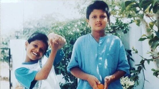 Vijay Deverakonda Childhood Photos: చిన్నప్పటి విజయ్ దేవరకొండ అసలు గుర్తుపట్టడానికి రాకుండా ఉన్నాడు కదా. తమ్ముడు ఆనంద్ మాత్రం ఇప్పటికీ అలాగే ఉన్నాడు. ఇద్దరూ కలిసి క్రికెట్ ఆడే సమయంలో దిగిన ఫొటో ఇది.