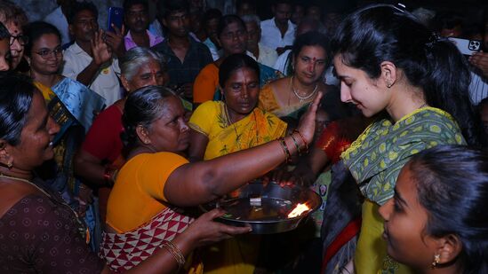 నారా బ్రాహ్మణికి హారతులు ఇస్తున్న మహిళలు