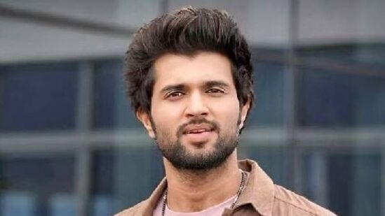 &nbsp;ప్ర‌స్తుతం తెలుగులో గౌత‌మ్ తిన్న‌నూరి ద‌ర్శ‌క‌త్వంలో ఓ స్పై యాక్ష‌న్ మూవీ చేస్తోన్నాడు విజ‌య్‌దేవ‌ర‌కొండ‌. ఈ మూవీతో పాటు యంగ్ డైరెక్ట‌ర్స్‌ రాహుల్ సంక్రిత్యాన్‌, ర‌వికిర‌ణ్ కోలాల‌తో విజ‌య్ సినిమాలు అంగీక‌రించాడు.&nbsp;