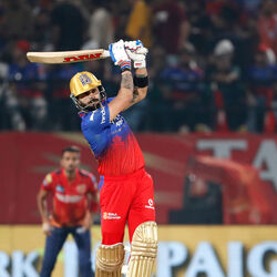 <p>Most Sixes In IPL 2024: పంజాబ్ కింగ్స్ తో మ్యాచ్ లో 92 పరుగుల ఇన్నింగ్స్ ఆడిన విరాట్ కోహ్లి ఇందులో ఆరు సిక్స్ లు బాదాడు. దీంతో ఐపీఎల్ 2024లో అత్యధిక సిక్స్ లు కొట్టిన బ్యాటర్ల లిస్టులో టాప్ 5లోకి అతడు దూసుకొచ్చాడు.</p>