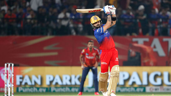 Most Sixes In IPL 2024: పంజాబ్ కింగ్స్ తో మ్యాచ్ లో 92 పరుగుల ఇన్నింగ్స్ ఆడిన విరాట్ కోహ్లి ఇందులో ఆరు సిక్స్ లు బాదాడు. దీంతో ఐపీఎల్ 2024లో అత్యధిక సిక్స్ లు కొట్టిన బ్యాటర్ల లిస్టులో టాప్ 5లోకి అతడు దూసుకొచ్చాడు.