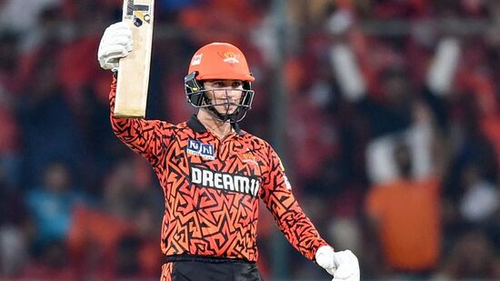Most Sixes In IPL 2024: ఐపీఎల్ 2024లో అత్యధిక సిక్స్ ల రికార్డు సన్ రైజర్స్ హైదరాబాద్ ప్లేయర్ అభిషేక్ శర్మ పేరిట ఉంది. ఈ సీజన్లో అతడు 12 మ్యాచ్ లలో 35 సిక్స్ లు బాదడం విశేషం. అంతేకాదు అతని స్ట్రైక్ రేట్ కూడా ఏకంగా 205.64గా ఉంది.