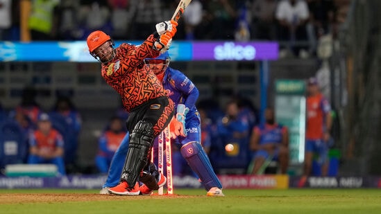 Most Sixes In IPL 2024: సన్ రైజర్స్ హైదరాబాద్ కే చెందిన మరో బ్యాటర్ హెన్రిచ్ క్లాసెన్ ఐపీఎల్ 2024లో 12 ఇన్నింగ్స్ లో 31 సిక్స్ లతో నాలుగో స్థానంలో ఉన్నాడు. ఇలా టాప్ 5లో ముగ్గురు సన్ రైజర్స్ ప్లేయర్సే ఉండటం విశేషం.