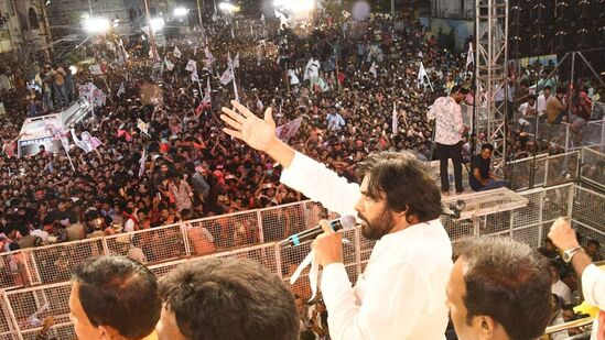 రాష్ట్రంలో ఇష్టానుసారం అధికారులను బదిలీ చేస్తున్నారని జగన్ మొత్తుకుంటున్నాడని.. అధికారులు బదిలీ కావడానికి జగన్ చేసిన తప్పులే కారణమని పవన్ విజయవాడలో విమర్శించారు.&nbsp;