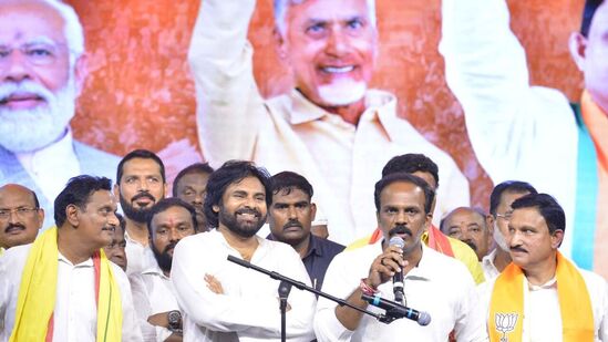 వైసీపీ ఐదేళ్ల పాలనలో సంక్షేమ పథకాల్లో దోచుకున్న లెక్కలు కూడా చెప్పాలని వంగవీటి రాధా ఎన్నికల ప్రచారంలో డిమాండ్ చేశారు.&nbsp;