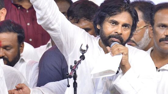 జగన్‌కు &nbsp;ఓటమి అర్ధమై ఏం చేయాలో తెలియక గొంతు నుంచి బేల మాటలు వస్తున్నాయని, స్వరంలో వణుకు మొదలైందని &nbsp;ప్రతిపక్షాలన్నీ కలిసి తనను ఓడించడానికి వస్తున్నాయని ప్రజల దగ్గర సింపతీ పొందాలని మాట్లాడుతున్నాడని పవన్ విమర్శించారు.&nbsp;