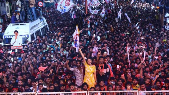 పవన్ కళ్యాణ్‌ ఎన్నికల ప్రచారంలో &nbsp;పాల్గొన్న యువత