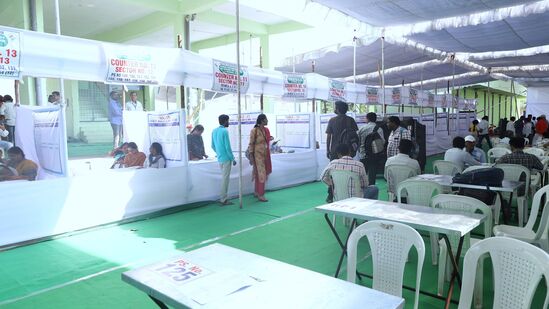 మీ ఓటర్ స్లిప్ లేకపోతే వెంటనే బీఎల్వోను సంప్రదించాలని ఎన్నికల సంఘం అధికారులు సూచిస్తున్నారు. జాబితాలో పేరు ఉంటేనే ఓటు వేసేందుకు అనుమతి ఇస్తామని ఈసీ స్పష్టం చేసింది.