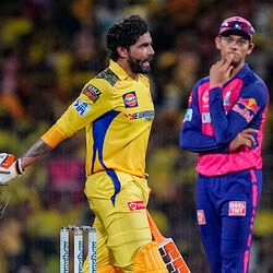<p>IPL 2024 Points Table: ఐపీఎల్ 2024లో ఆదివారం (మే 12) జరిగిన కీలకమైన మ్యాచ్ లో రాజస్థాన్ రాయల్స్ ను చిత్తు చేసిన చెన్నై సూపర్ కింగ్స్ మూడో స్థానానికి ఎగబాకింది. 13 మ్యాచ్ లలో ఏడు విజయాలతో 14 పాయింట్లు సీఎస్కే ఖాతాలో ఉన్నాయి. సన్ రైజర్స్ కంటే నెట్ రన్ రేట్ మెరుగ్గా ఉండటంతో చెన్నై మూడో స్థానానికి చేరింది.</p>