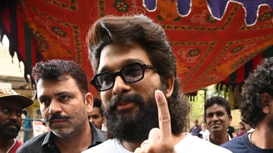 టాలీవుడ్ స్టార్ హీరో అల్లు అర్జున్ హైద‌రాబాద్‌లోని జూబ్లీ హిల్స్‌లో ఓటేశాడు. త‌న‌కు ఏ పార్టీతో సంబంధం లేద‌ని, మావ‌య్య ప‌వ‌న్ క‌ళ్యాణ్ మ‌ద్ధుతు ఉంటుంద‌ని ఓటుహ‌క్కును వినియోగించుకున్న అనంత‌రం అల్లు అర్జున్ చేసిన కామెంట్స్ హాట్ టాపిక్‌గా మారాయి. &nbsp;