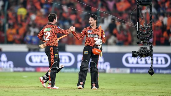 IPL 2024 Points Table: సన్ రైజర్స్ హైదరాబాద్ నాలుగో స్థానానికి పడిపోయింది. చెన్నై విజయంతో మెరుగైన నెట్ రన్ రేట్ ఉన్న ఆ టీమ్ మూడో స్థానానికి చేరుకుంది. సన్ రైజర్స్ 12 మ్యాచ్ లలో 7 విజయాలు 14 పాయింట్లతో ఉంది. నెట్ రన్ రేట్ 0.406గా ఉంది.