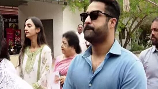 హైదరాబాద్‌లో ఓటు హక్కును వినియోగించుకున్న సినీ నటుడు ఎన్టీఆర్ దంపతులు