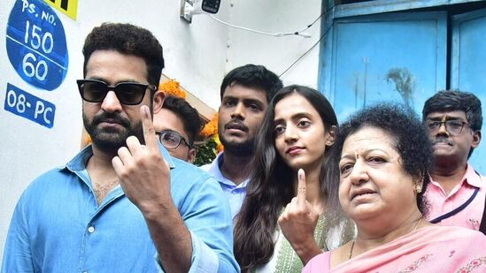 టాలీవుడ్ అగ్ర హీరో ఎన్టీఆర్ భార్య ల‌క్ష్మిప్ర‌ణ‌తి, త‌ల్లి షాలినితో క‌లిసి జూబ్లీహిల్స్‌లోని ఓబుల్‌రెడ్డి స్కూల్‌లో త‌న ఓటు హ‌క్కును వినియోగించుకున్నారు. ఈ ఫొటోలు సోష‌ల్ మీడియాలో వైర‌ల్ అవుతోన్నాయి.&nbsp;