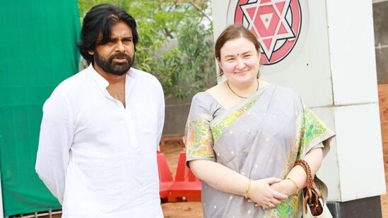 మంగళగిరి లక్ష్మీనరసింహ స్వామి కాలనీలోని పోలింగ్ కేంద్రంలో ఓటు హక్కును వినియోగించుకున్నాడు జ‌న‌సేన అధినేత‌, సినీ న‌టుడు ప‌వ‌న్ క‌ళ్యాణ్.&nbsp;