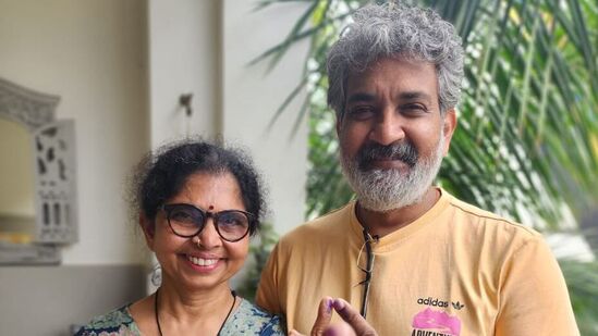 అగ్ర ద‌ర్శ‌కుడు రాజ‌మౌళి &nbsp;లోక్‌స‌భ ఎన్నిక‌ల్లో ఓటువేశారు. ఓటు హ‌క్కును వినియోగించుకోవ‌డం కోస‌మే దుబాయ్ నుంచి వ‌చ్చిన‌ట్లు రాజ‌మౌళి పేర్కొన్నాడు. ఎయిర్‌పోర్ట్ నుంచి డైరెక్ట్‌గా పోలింగ్ బూత్‌కు వ‌చ్చిన‌ట్లు చెప్పాడు.&nbsp;