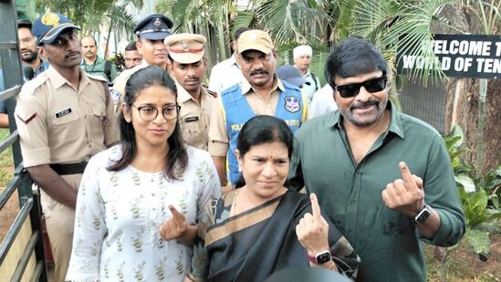 టాలీవుడ్ సీనియ‌ర్ హీరో చిరంజీవి...భార్య సురేఖ‌, కూతురు సుస్మిత‌తో క‌లిసి జూబ్లీహిల్స్ క్ల‌బ్‌లో ఓటు హ‌క్కును వినియోగించుకున్నారు.