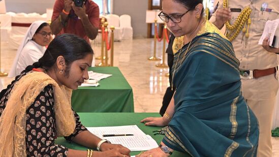 ఓటు హక్కు వినియోగించుకుంటున్న గవర్నర్ సతీమణి