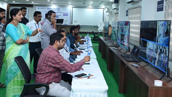 పశ్చిమగోదావరి జిల్లా కంట్రోల్‌రూమ్‌లో పోలింగ్ సరళి పరిశీలిస్తున్న కలెక్టర్