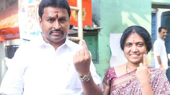 విజయవాడలో ఓటు హక్కు వినియోగించుకున్న మాజీ మంత్రి వెల్లంపల్లి దంపతులు