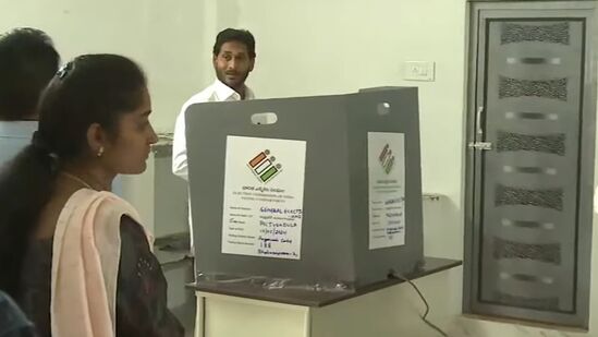 కడపలో ఓటు వేసిన ఏపీ సిఎం జగన్మోహన్ రెడ్డి