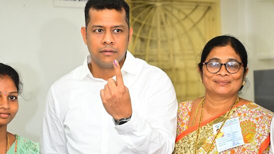 ఓటు హక్కును వినియోగించుకున్న కోనసీమ కలెక్టర్&nbsp;
