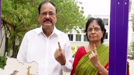 హైదరాబాద్‌లో ఓటు హక్కును &nbsp;వినియోగించుకున్న మాజీ ఉపరాష్ట్ర పతి వెంకయ్యనాయుడు దంపతులు
