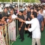 <p>కడపలో ఓటర్లకు అభివాదం చేస్తున్న సిఎం జగన్</p>