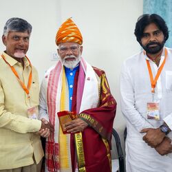 <p>ప్రధాని మోదీ నామినేషన్ సందర్భంగా వారణాసి వెళ్లిన చంద్రబాబు, పవన్ కళ్యాణ్</p>