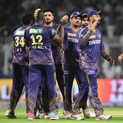 <p>IPL 2024 Points Table: ఐపీఎల్ 2024 పాయింట్ల టేబుల్లో కోల్‌కతా నైట్ రైడర్స్ టాప్ లోనే కొనసాగుతోంది. గుజరాత్ టైటన్స్ తో మ్యాచ్ రద్దవడంతో ఒక పాయింట్ వచ్చింది. దీంతో 13 మ్యాచ్ లలో 19 పాయింట్లు, 1.428 నెట్ రన్ రేట్ తో తొలి స్థానంలో ఉంది. అంతేకాదు కేకేఆర్ కచ్చితంగా టాప్ 2లోనే లీగ్ స్టేజ్ ముగించడం ఖాయంగా కనిపిస్తోంది.</p>