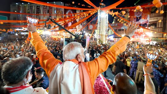 లోక్ సభ ఎన్నికల ప్రచారంలో భాగంగా ప్రధాని నరేంద్ర మోదీ సోమవారం వారణాసిలో రోడ్ షో నిర్వహించారు.