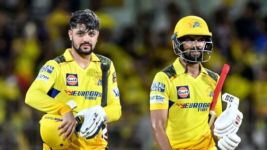 IPL 2024 Points Table: చెన్నై సూపర్ కింగ్స్ మూడో స్థానంలో ఉంది. ఆ టీమ్ 13 మ్యాచ్ లలో 14 పాయింట్లు సాధించింది. ఇప్పుడు ఆర్సీబీతో ఎలిమినేటర్ లాంటి చివరి లీగ్ మ్యాచ్ లో తలపడనుంది. ఈ మ్యాచ్ గెలిస్తే సీఎస్కే ప్లేఆఫ్స్ చేరుతుంది.