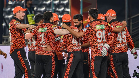 IPL 2024 Points Table: సన్ రైజర్స్ హైదరాబాద్ నాలుగో స్థానంలో కొనసాగుతోంది. ఆ టీమ్ 12 మ్యాచ్ లలో 7 విజయాలు, 14 పాయింట్లు, 0.406 నెట్ రన్ రేట్ తో ఉంది. గురువారం (మే 16) గుజరాత్ టైటన్స్ తో మ్యాచ్ గెలిస్తే ప్లేఆఫ్స్ చేరుతుంది.