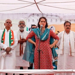 <p>ఉత్తరప్రదేశ్ లోని రాయ్ బరేలీలో అన్న రాహుల్ గాంధీ కోసం ప్రచారం చేస్తున్న కాంగ్రెస్ పార్టీ ప్రధాన కార్యదర్శి ప్రియాంక గాంధీ.</p>