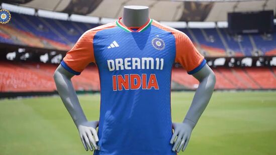 T20 World Cup 2024 Jerseys: టీమిండియా ఈ టీ20 వరల్డ్ కప్ లోనూ బ్లూ జెర్సీలోనే దిగుతోంది. అడిడాస్ రూపొందించిన ఈ బ్లూ జెర్సీలో భుజాలపై మాత్రం మూడు చారలు ప్రత్యేక ఆకర్షణగా నిలుస్తున్నాయి. ఇది భారత త్రివర్ణ పతాకంలోని రంగులు కావడం విశేషం.