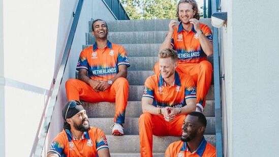 T20 World Cup 2024 Jerseys: నెదర్లాండ్స్ ఎప్పటిలాగే ఆరెంజ్ ఆర్మీగా రానుంది. కాకపోతే మధ్యలో బ్లూకలర్ బ్యాక్ గ్రౌండ్ పై తెలుపు అక్షరాలతో నెదర్లాండ్స్ అని రాసి ఉండటంతో కాస్త భిన్నంగా కనిపిస్తోంది.