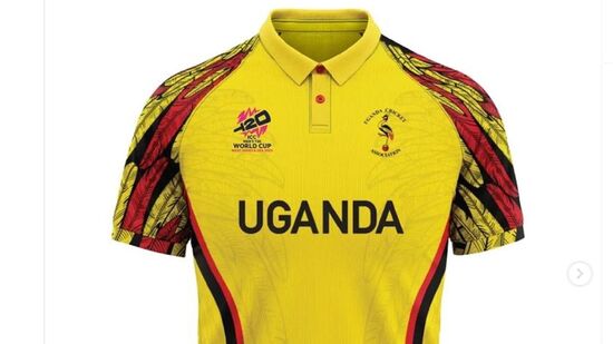 T20 World Cup 2024 Jerseys: తొలిసారి టీ20 వరల్డ్ కప్ లోకి వస్తున్న ఆఫ్రికన్ టీమ్ ఉగాండా ఎల్లో, రెడ్, బ్లాక్ కలర్స్ లో ఉంది. జెర్సీ మొత్తం ఎల్లో కలర్ లో ఉండగా.. భుజాలపై ఇలా భిన్నమైన స్ట్రైప్స్ ఉన్నాయి.