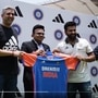 <p>T20 World Cup 2024 Jerseys: టీ20 వరల్డ్ కప్ 2024 కోసం టీమిండియా కూడా కొత్త జెర్సీలను ఆవిష్కరించింది. మన జట్టుతోపాటు వివిధ టీమ్స్ కూడా తమ కొత్త కిట్లను లాంచ్ చేశాయి.</p>