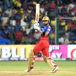<p>ఐపీఎల్ 2024 సీజన్‍లో చెన్నై సూపర్ కింగ్స్‌తో నేటి (మే 18) మ్యాచ్‍లో రాయల్ చాలెంజర్స్ బెంగళూరు స్టార్ ప్లేయర్ విరాట్ కోహ్లీ అదరగొట్టాడు. 29 బంతుల్లో 3 ఫోర్లు, 4 సిక్స్‌లు బాది 47 పరుగులతో దుమ్మురేపాడు. ఈ క్రమంలో విరాట్ ఓ అరుదైన రికార్డు సాధించాడు.</p>