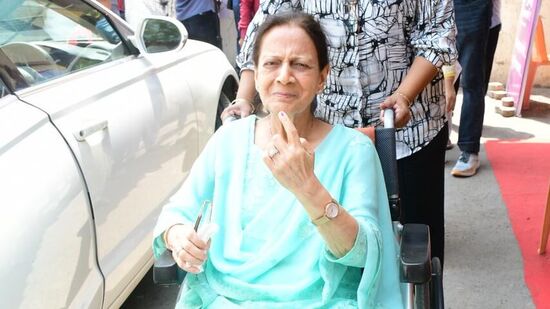 బాలీవుడ్ స్టార్ హీరో ఆమిర్ ఖాన్ తల్లి జీనత్ హుసేన్.. వీల్ ఛైర్‌లో పోలింగ్ కేంద్రానికి వచ్చి ఓటు వేశారు.&nbsp;