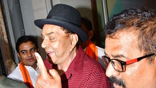 బాలీవుడ్ సీనియర్ నటుడు ధర్మేంద్ర ఉదయాన్నే తన ఓటు హక్కును వినియోగించుకున్నారు.&nbsp;